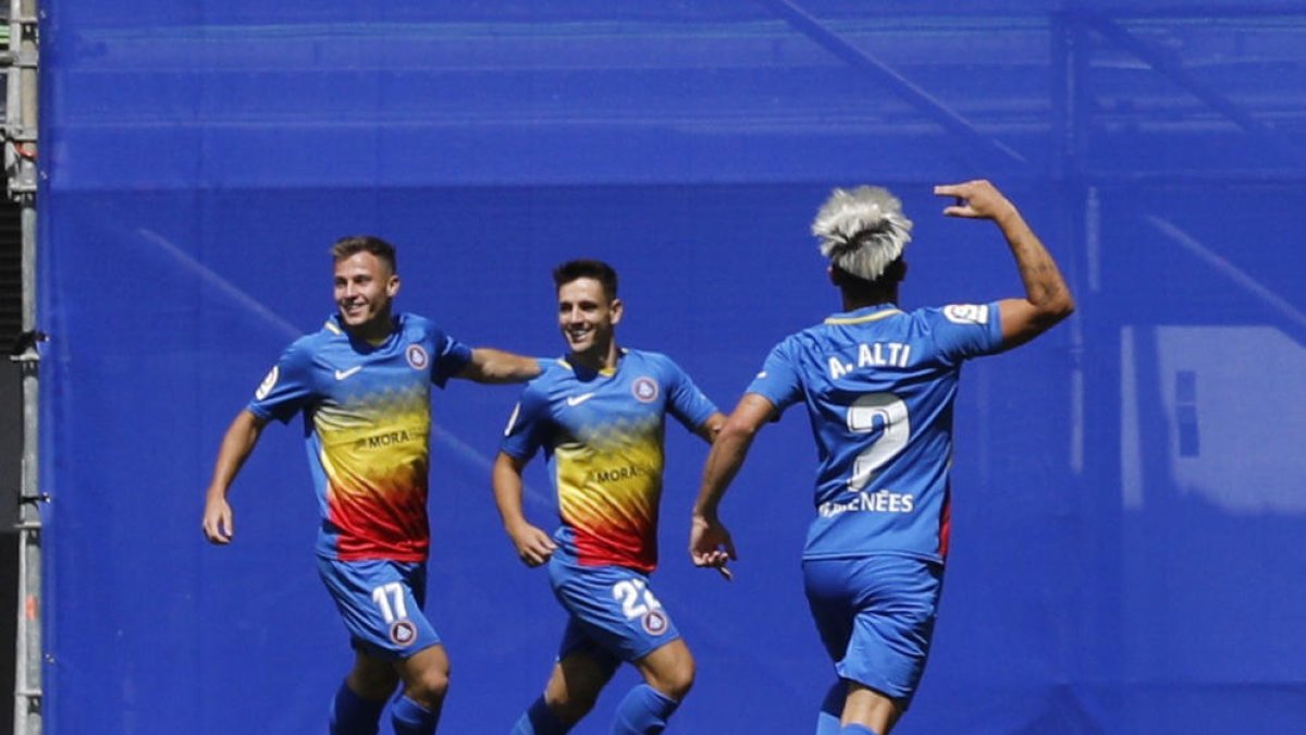 Ivan Gil -al mig- celebra amb dos companys el gol de la victòria, ahir.