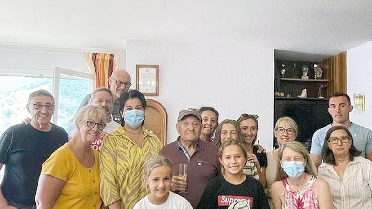 Dureda, amb gorra, va rebre el pin de plata.