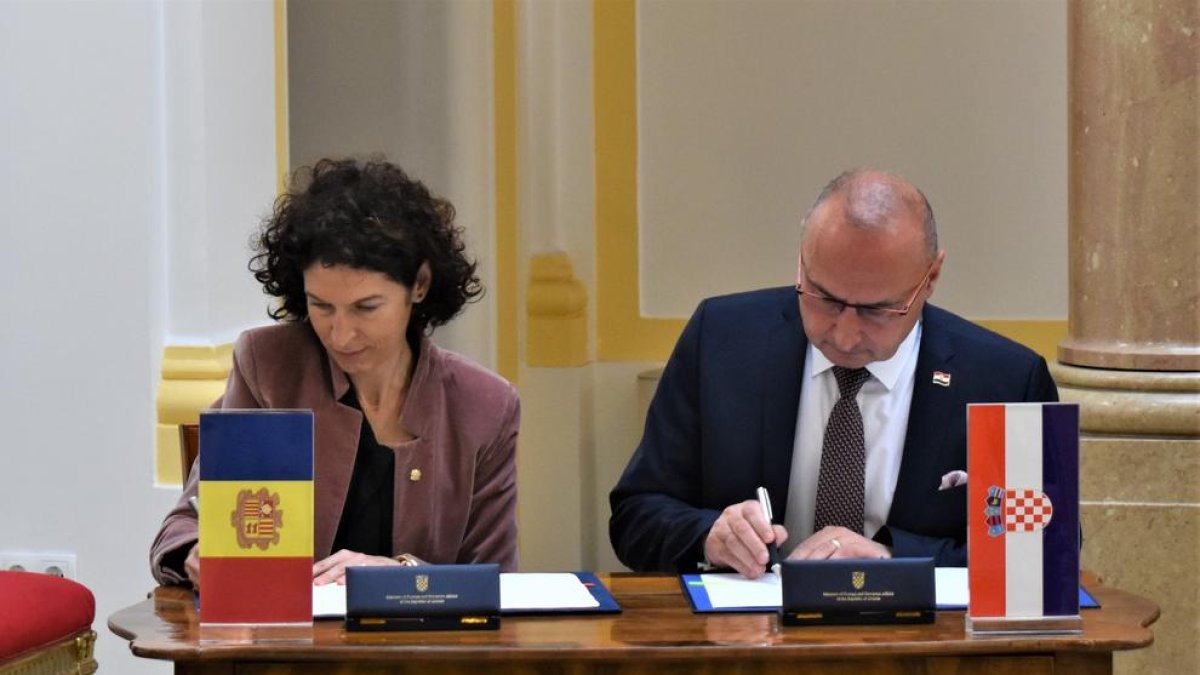 Ubach i Radman en la signatura de l'acord
