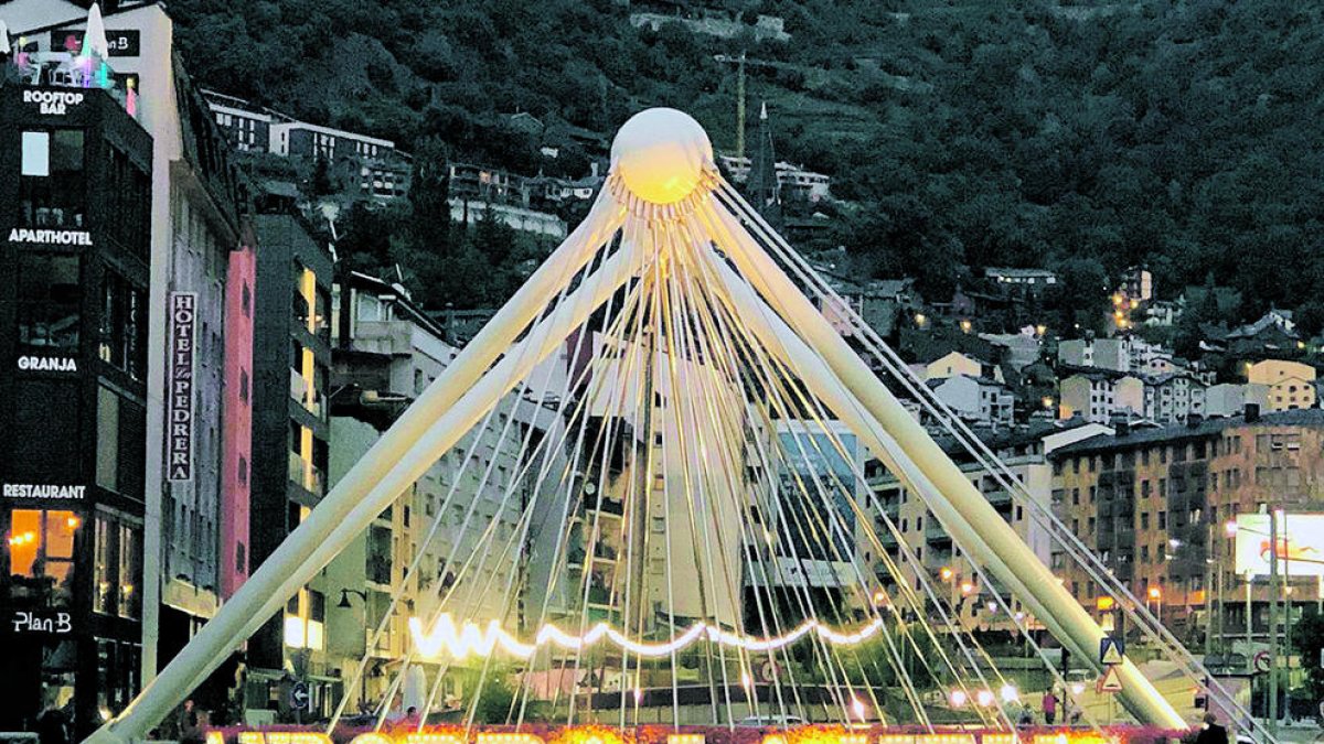 Visita guiada nocturna Andorra la Vella. Festival de llum i color