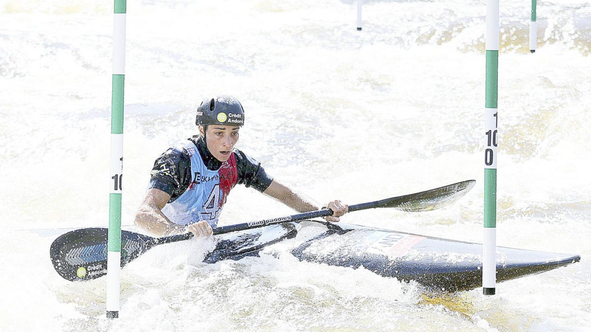 Mònica Doria durant la competició de canoa.