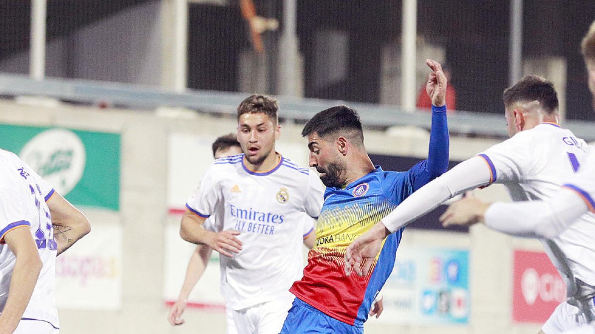 Carlos Martínez, en una acció del partit disputat a casa davant el Madrid Castella.