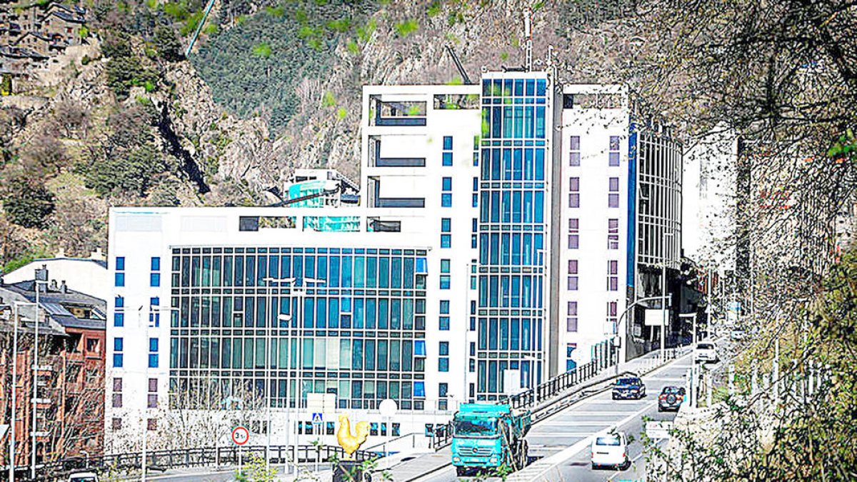 L'edifici de la policia i del servei d'Immigració.