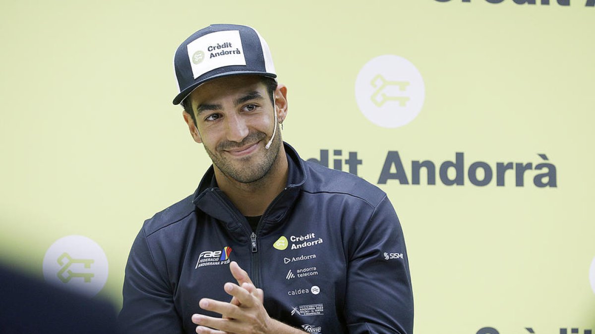 Joan Verdú, durant un acte d'homenatge a la seu de Crèdit Andorrà.