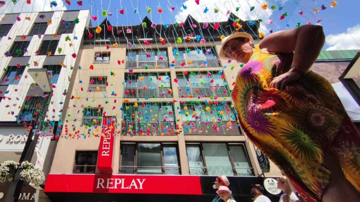 Turistes al centre d'Andorra la Vella