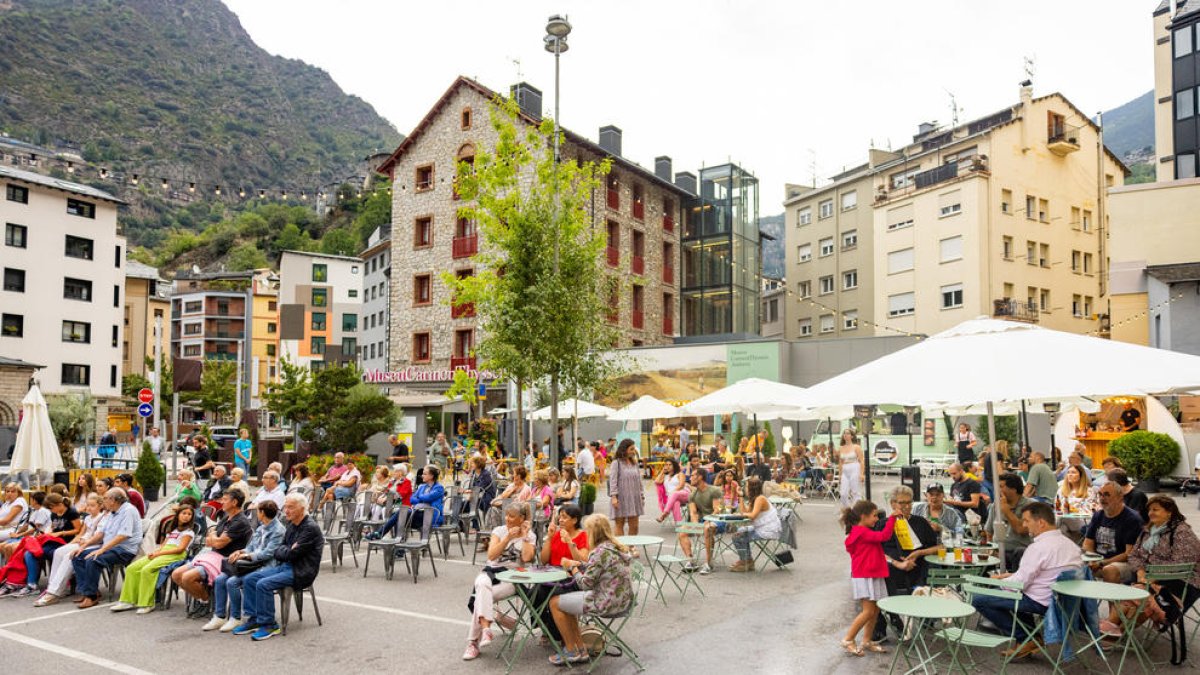 L'aparcament de l'Església ha acollit restauradors del país i concerts diaris