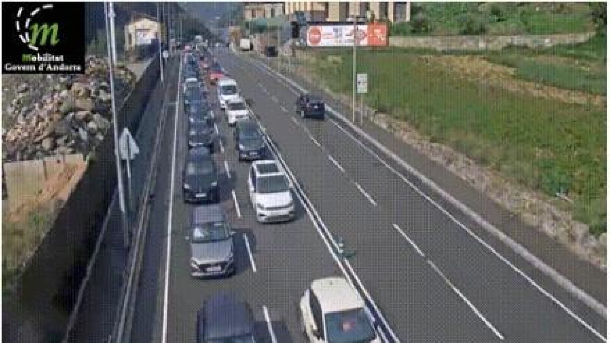 Trànsit dens aquesta tarda abans de la frontera