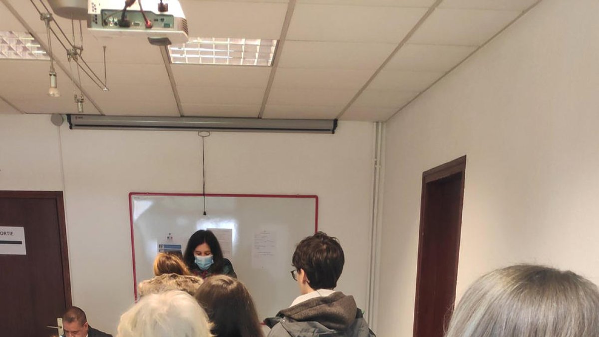 Cua per votar a l'interior de l'ambaixada francesa a Andorra la Vella, ahir.