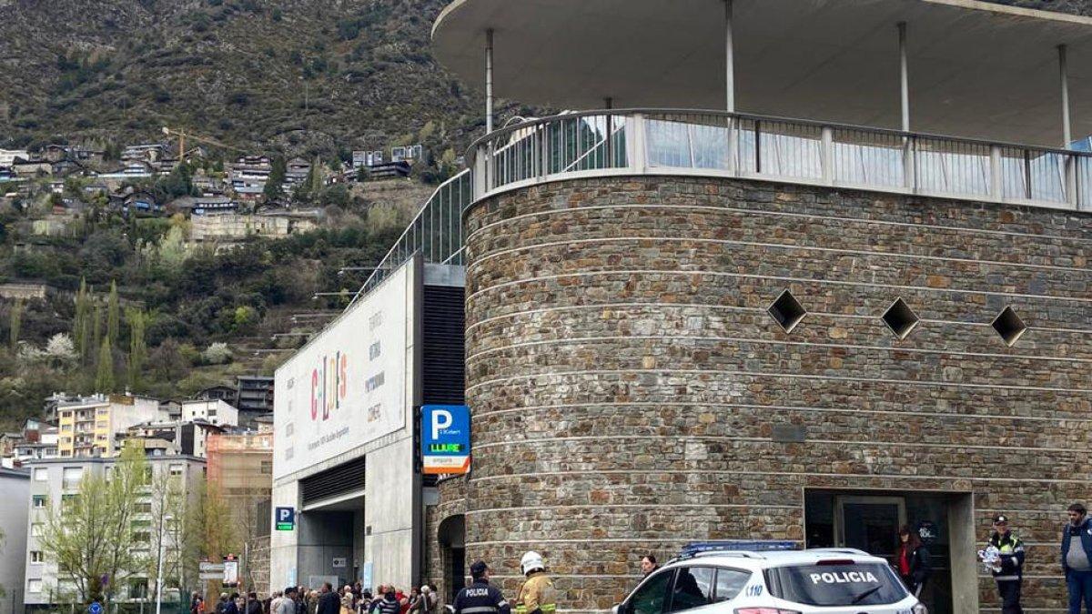 La policia va tancar l'accés a l'aparcament.