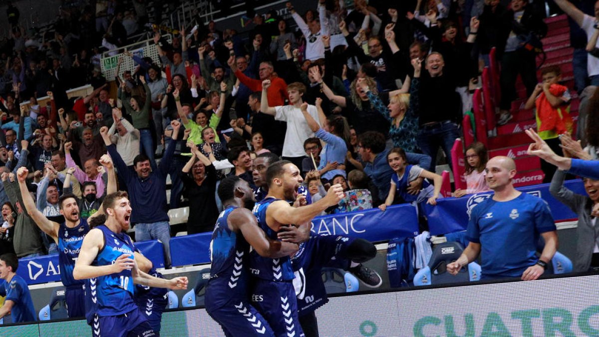 La banqueta i els jugadors del MoraBanc esclaten amb la cistella de Franke.