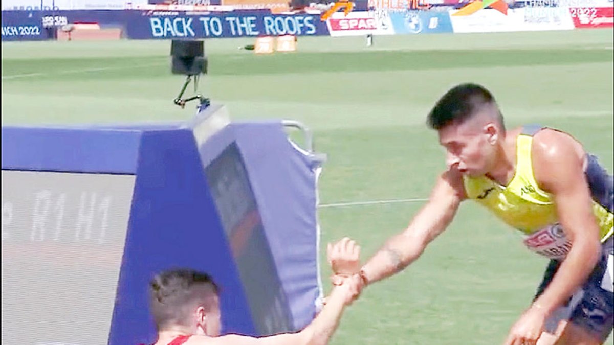 Moment en què Nahuel Carabaña ajuda el corredor danès.