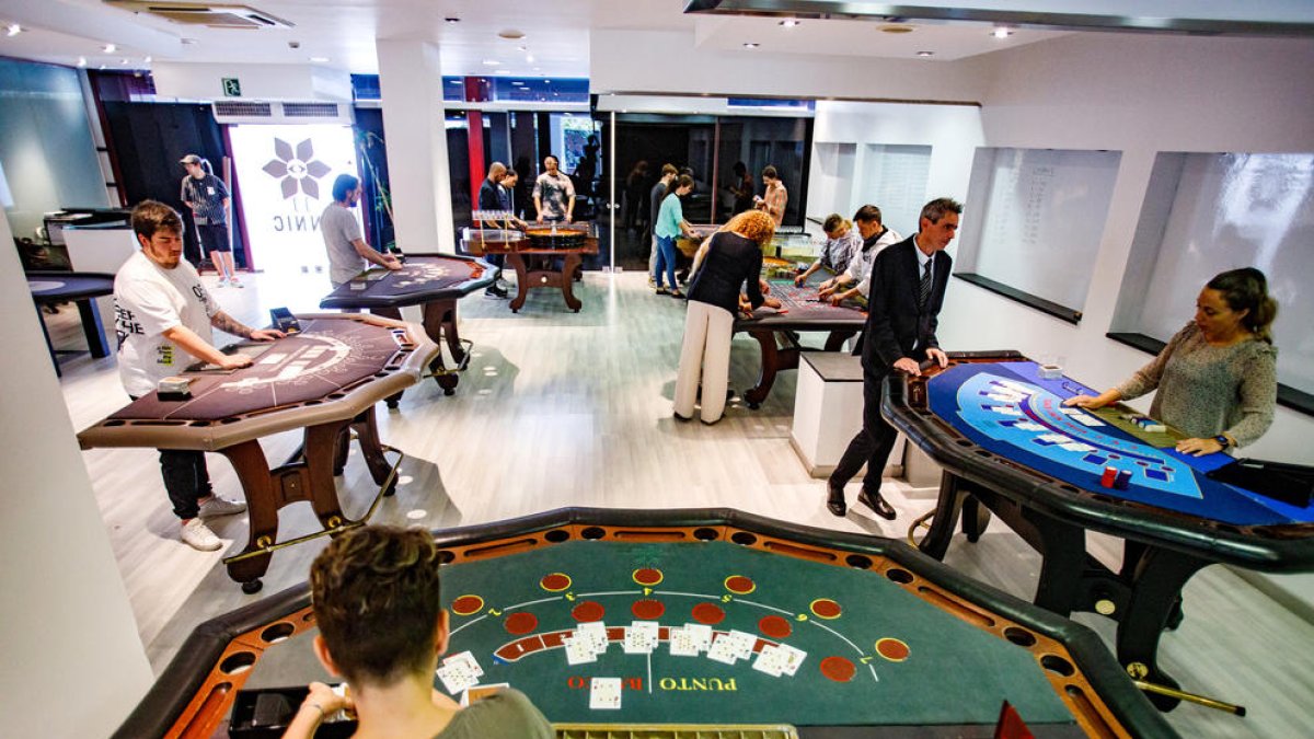 Els alumnes de l'escola de crupiers durant una de les sessions.