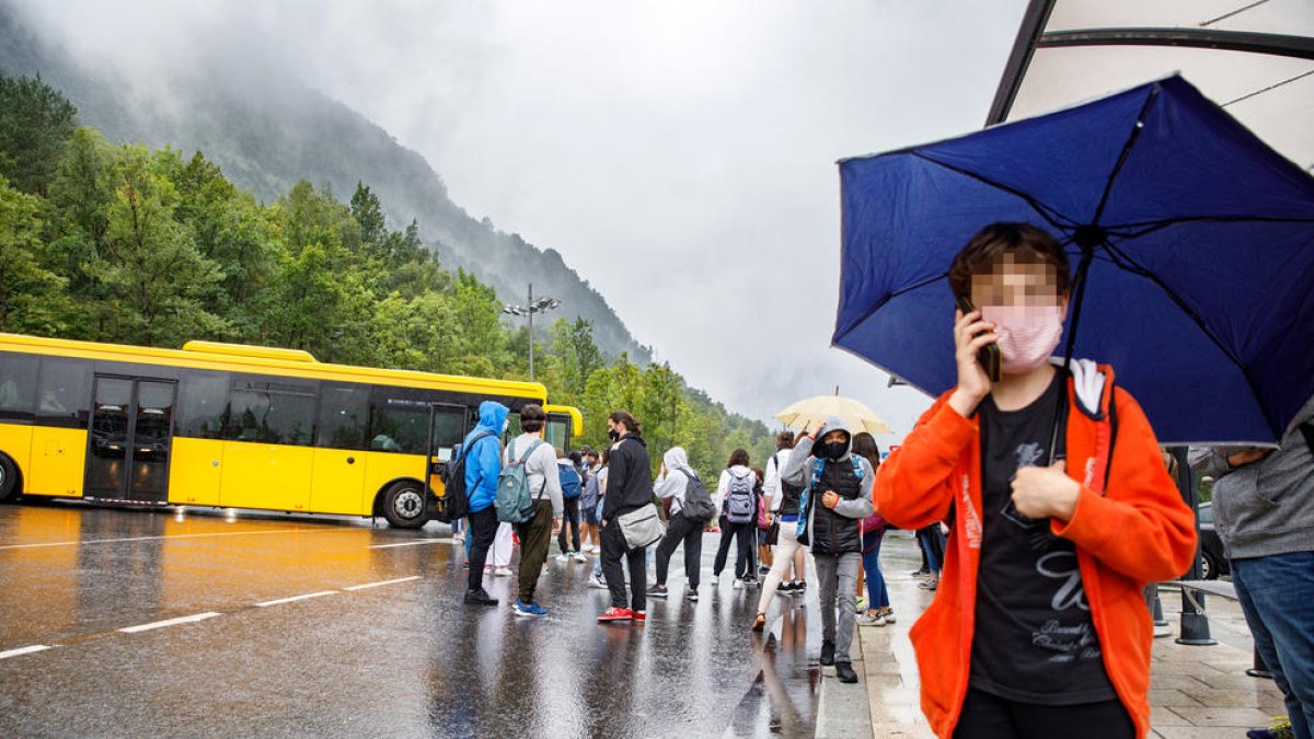 Alumnes esperant el bus en l'inici de curs de fa dos anys.