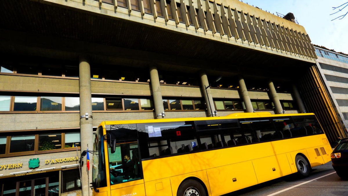 Un autobús de Coopalsa transitant davant de l'edifici administratiu del Govern.