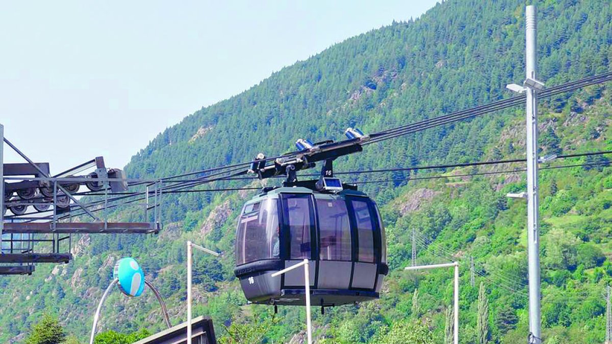 Un grup de persones al peu del Funicamp.