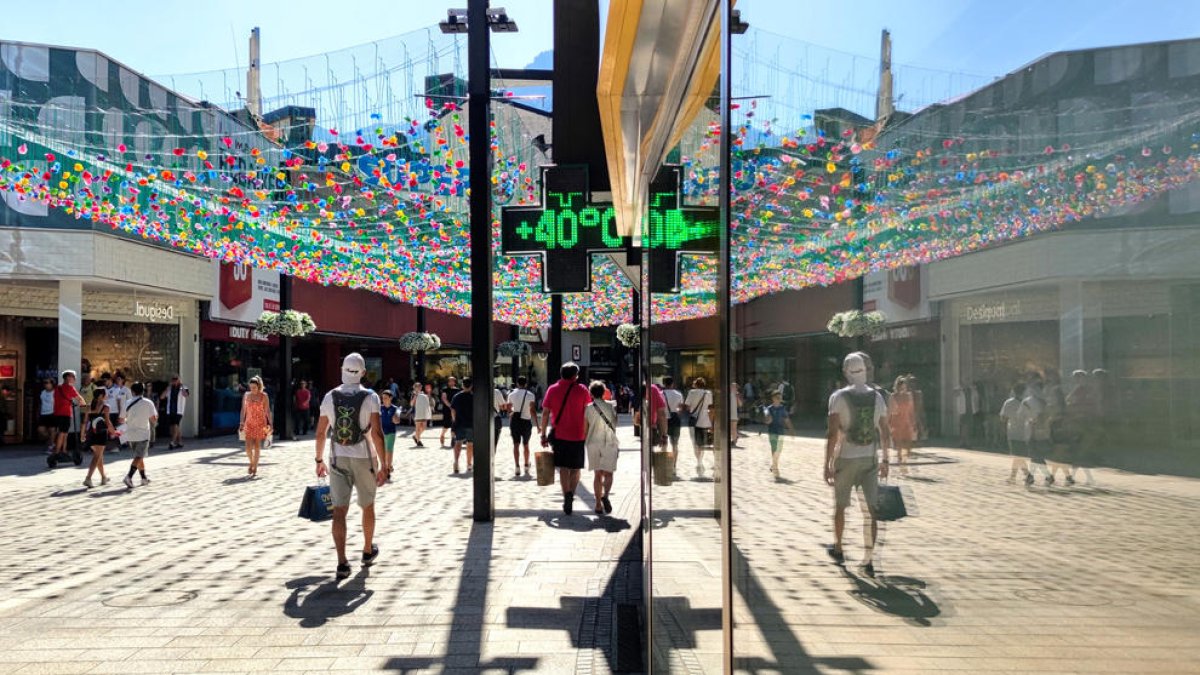 Un termòmetre marca 40 graus al centre de la capital.