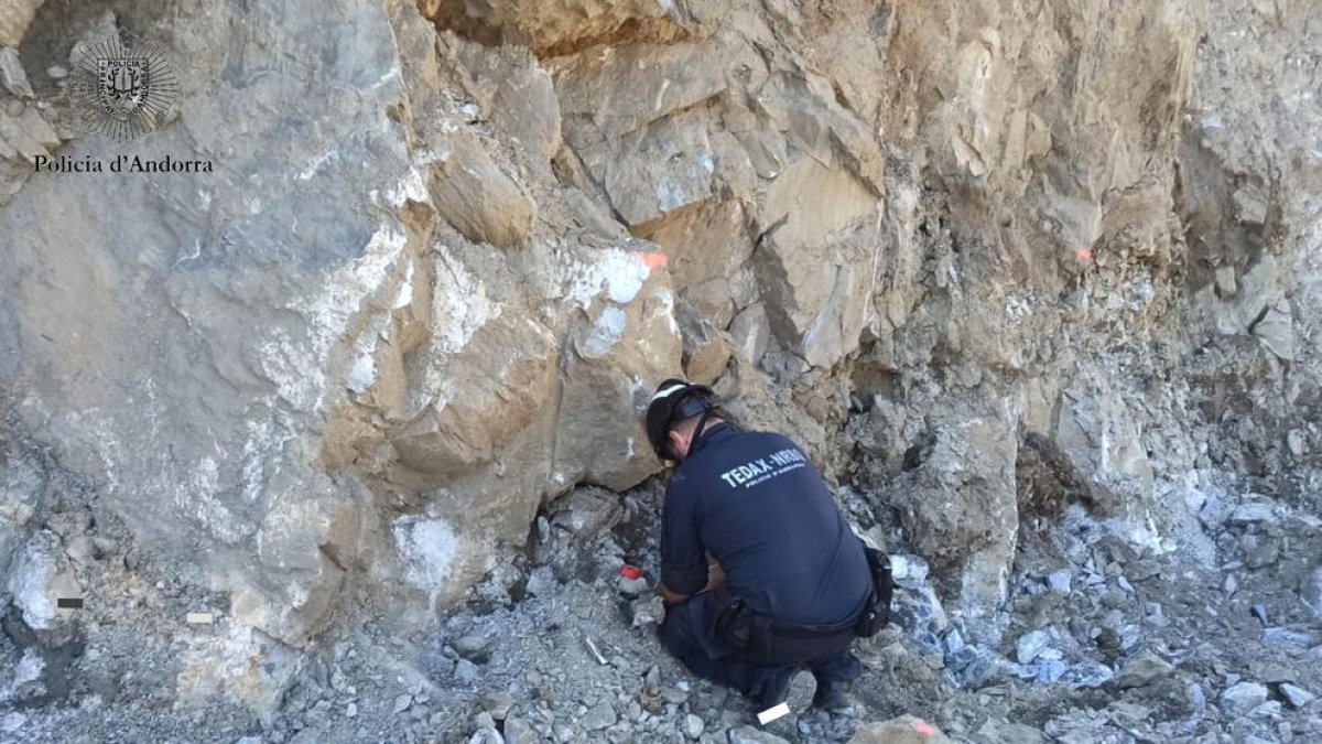 Un agent del grup Tedax treballant a la zona.