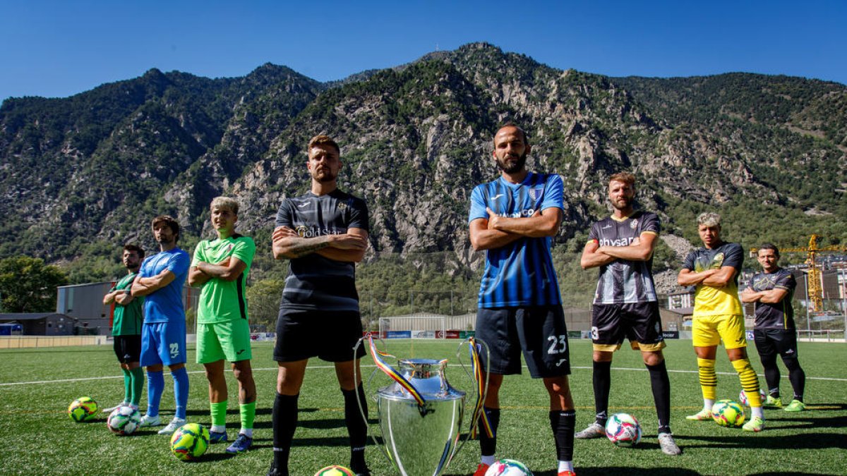 Representants dels vuit equips de la Lliga Multisegur Assegurances, a la Borda Mateu.