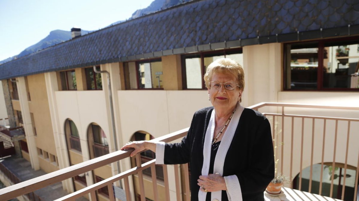 La Carme, al balcó de casa seva a Sant Julià el 2016, durant una entrevista amb el Diari