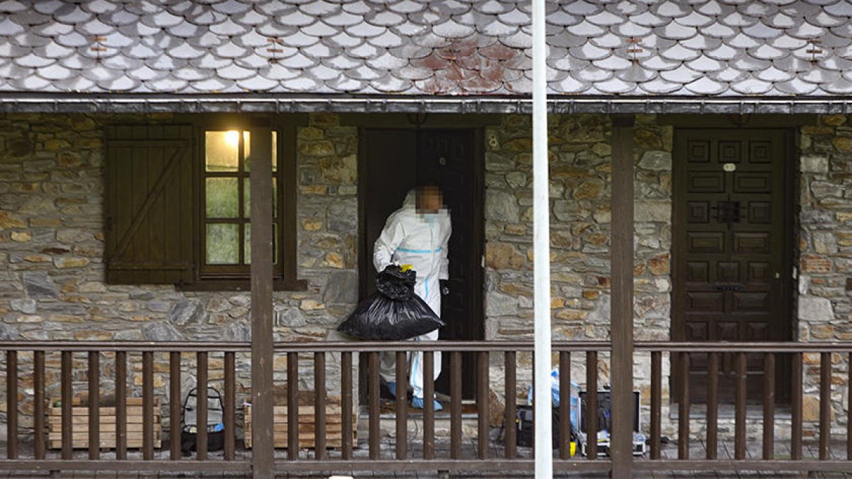 Agents uniformats i policia científica, al lloc dels fets.