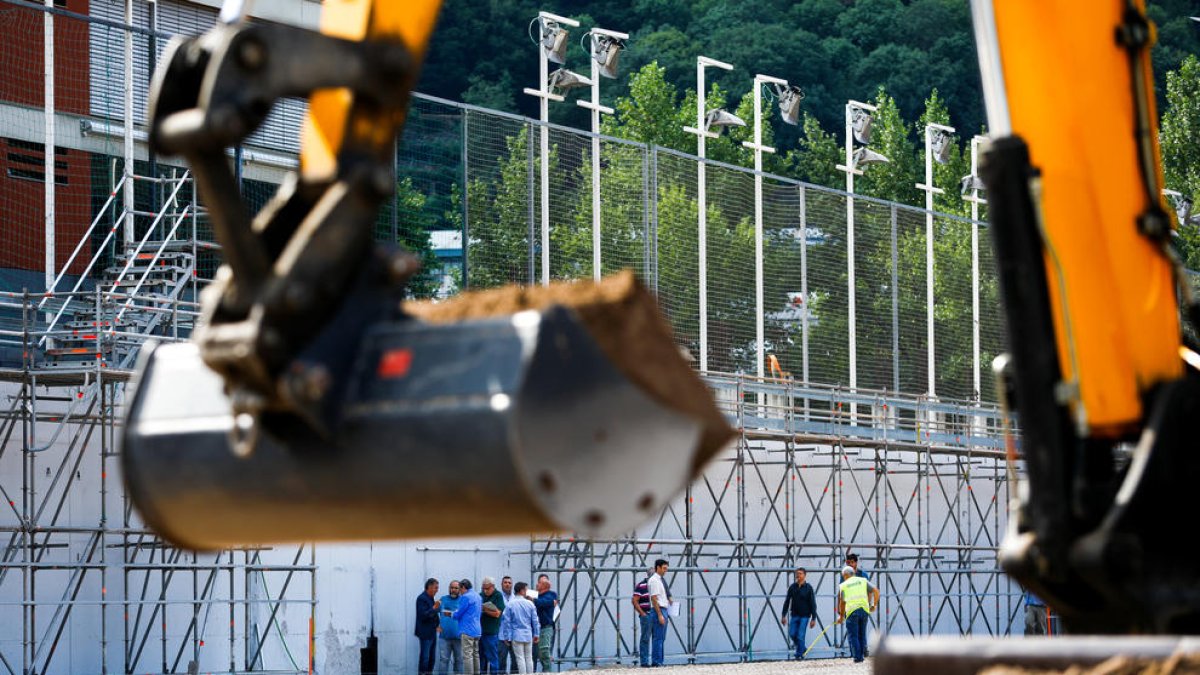Tècnics de LaLiga i Mediapro van visitar ahir les obres de l'Estadi Nacional i es van mostrar satisfets pel progrés.