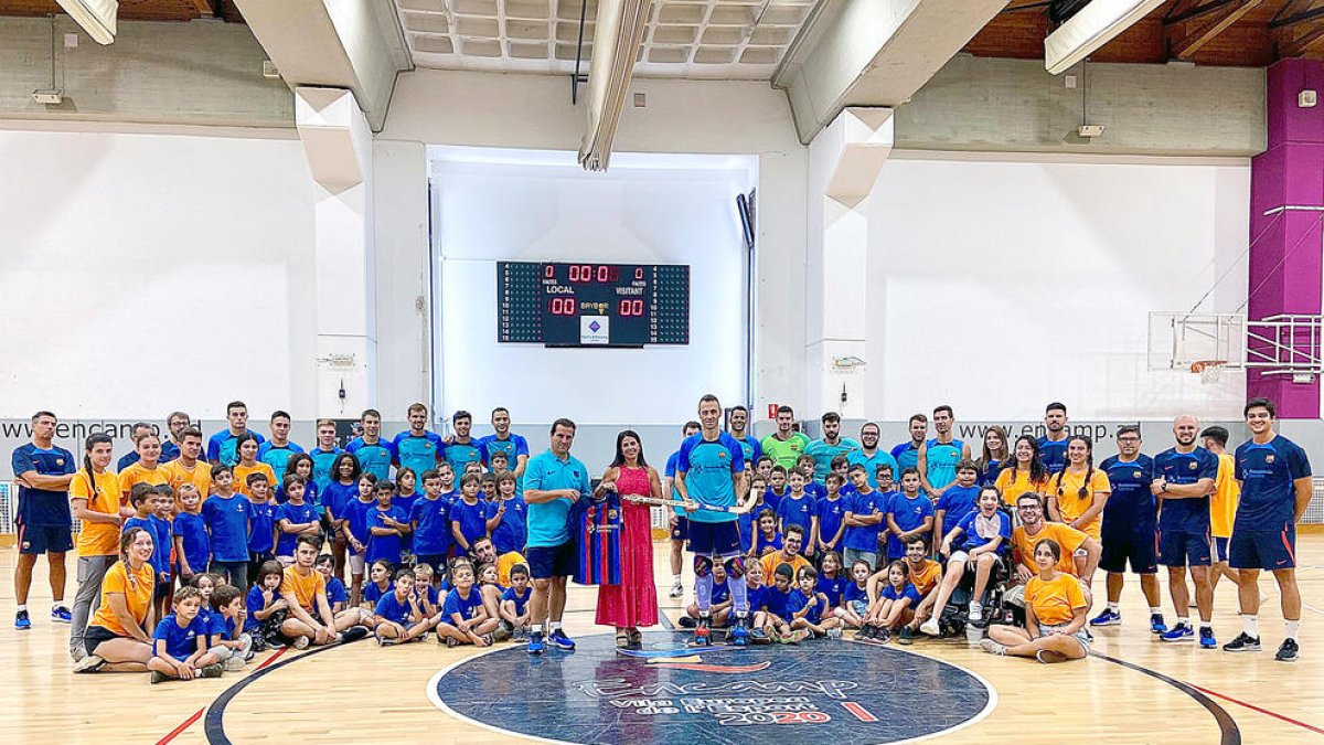 L'equip d'hoquei amb els responsables comunals.