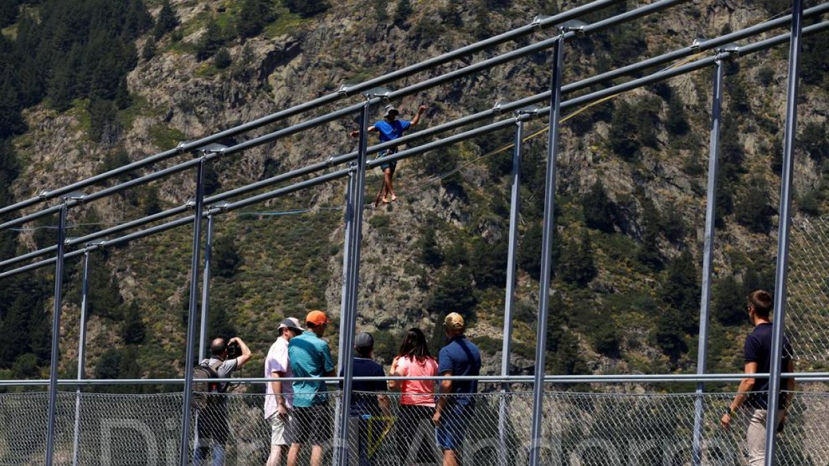 Un funambulista en la inauguració del pont tibetà