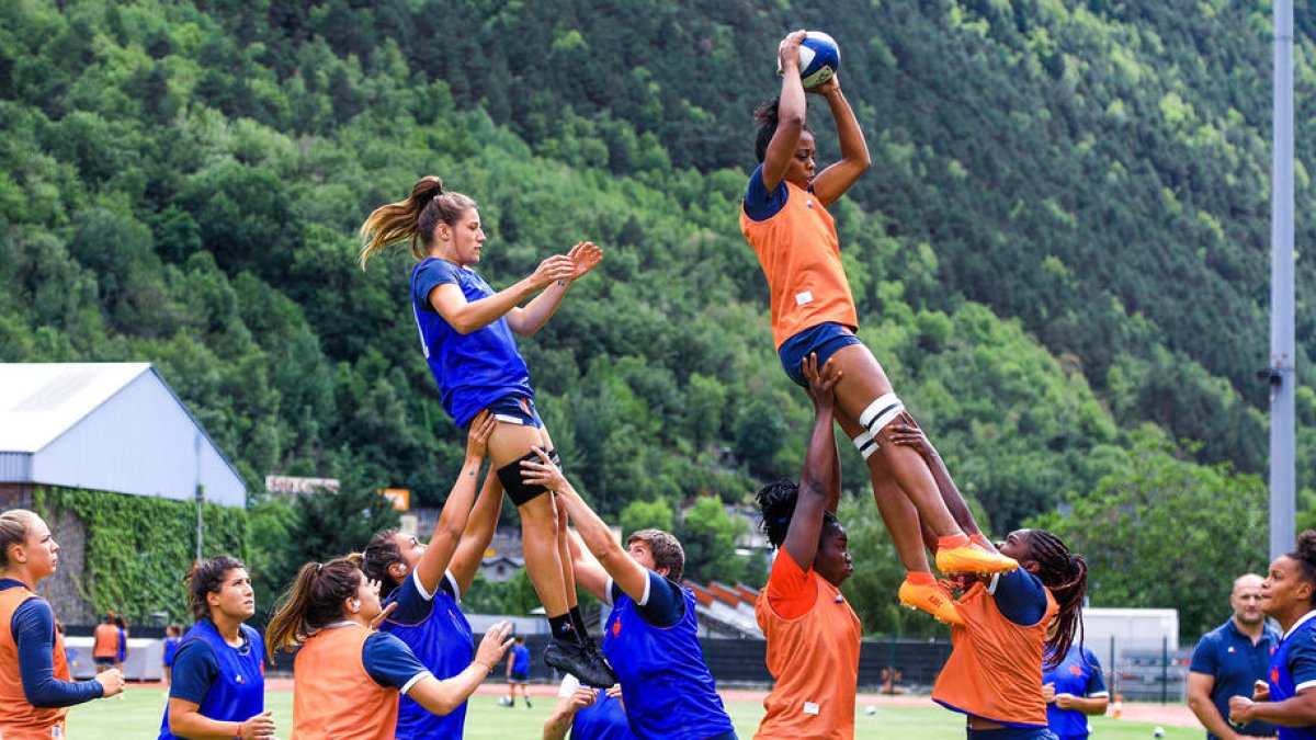 Jugadores de la selecció francesa en un entrenament a l'Estadi Comunal.