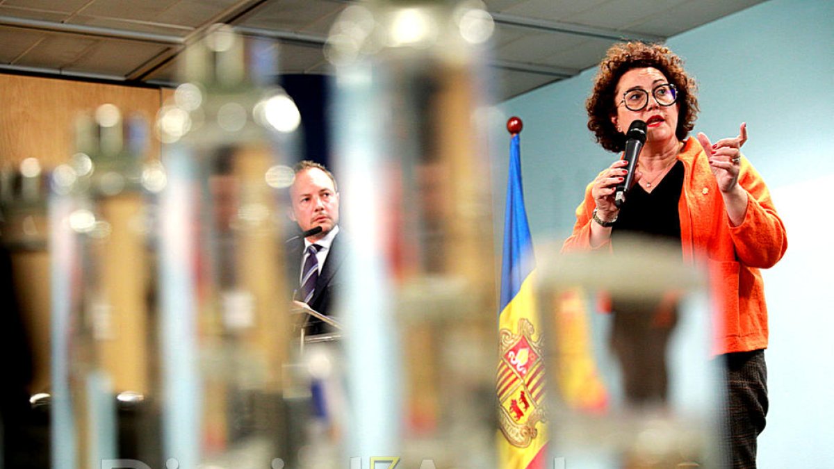 La ministra Pallarés durant l'explicació a la roda de premsa