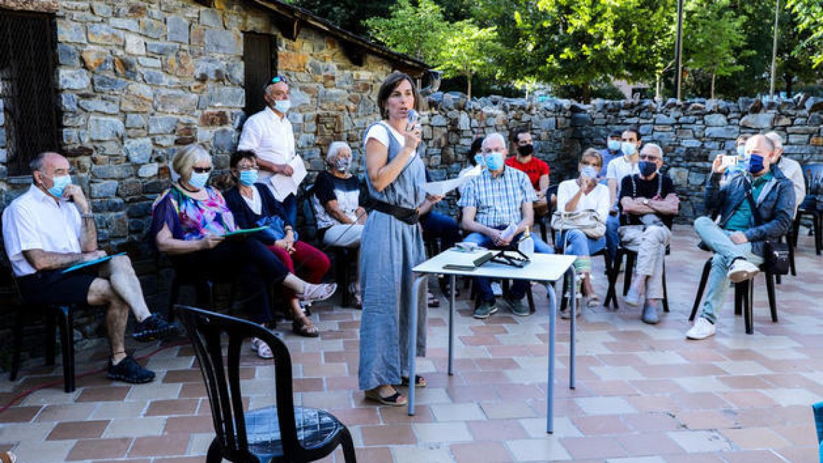 La portaveu del moviment AD.HOC, Diana Torra, durant la presentació feta ahir.