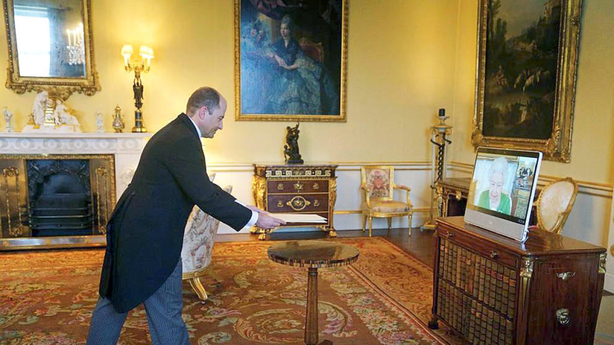 Jordana presentant les credencials a Elisabet II.