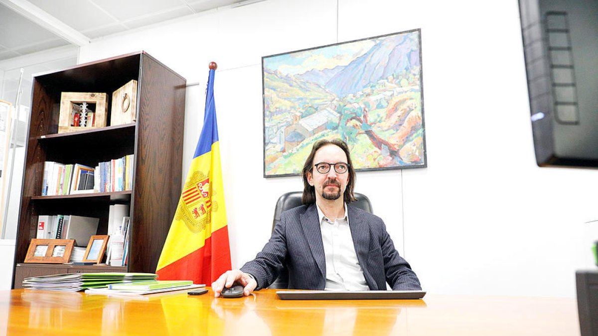 El secretari d'Estat d'Afers Europeus, Landry Riba, al seu despatx.