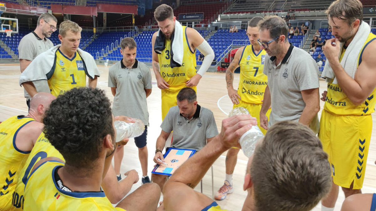 Natxo Lezkano donant instruccions en un temps mort.