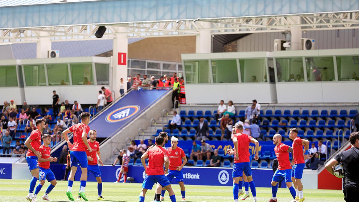 Jugadors de l'FC Andorra abans del duel contra el Granada CF.