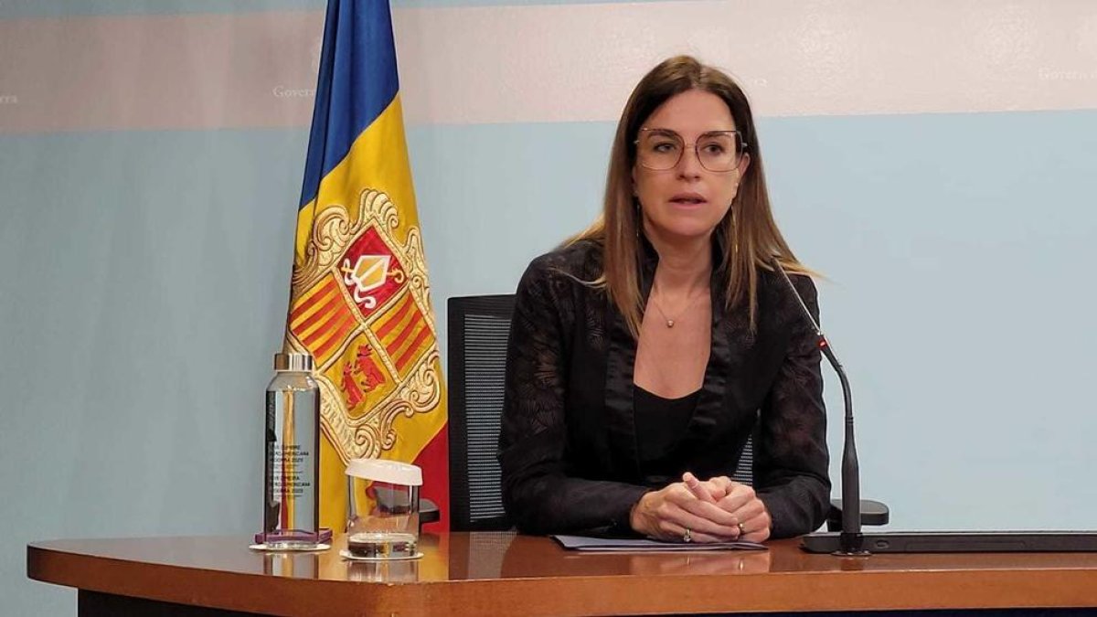 La ministra Riva durant la roda de premsa