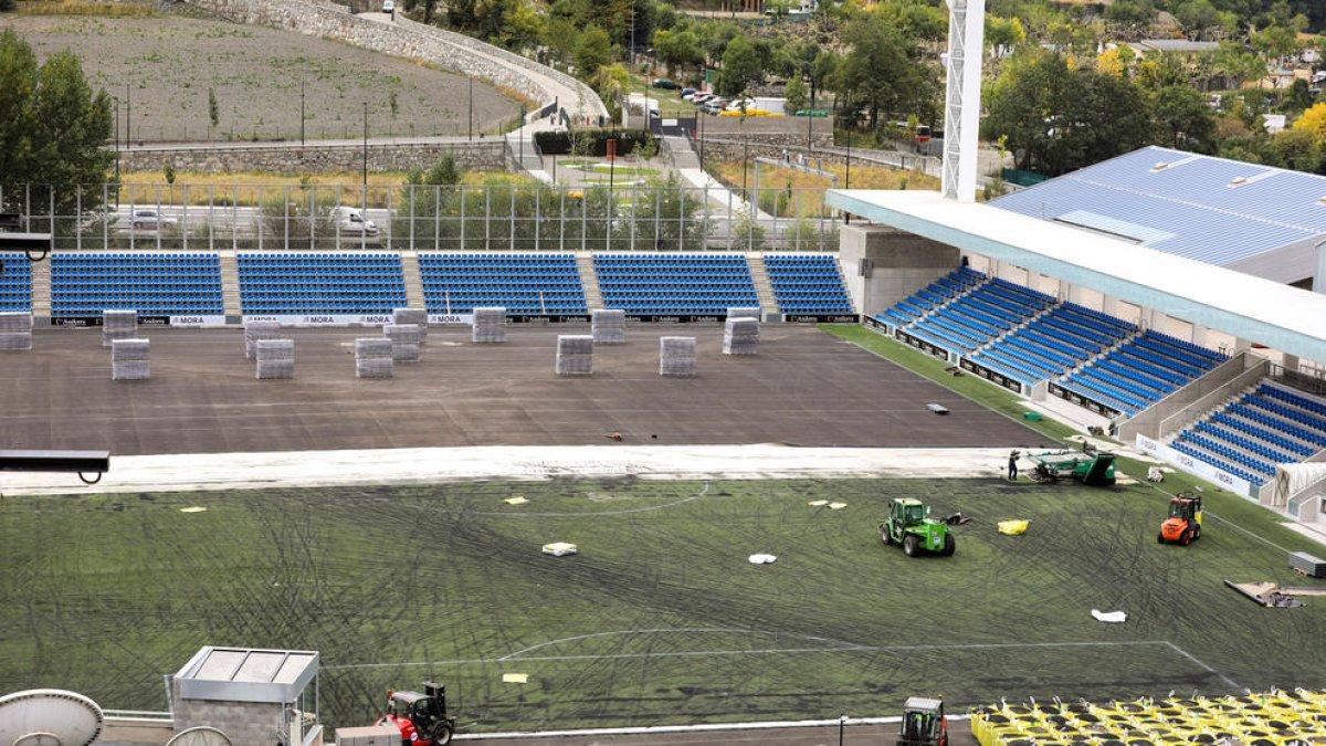 Canvi de gespa a l'Estadi Nacional.