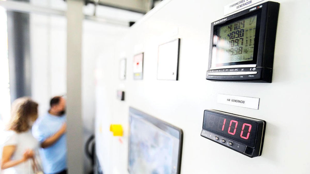 Interior de la minicentral hidroelèctrica d'Aixovall.