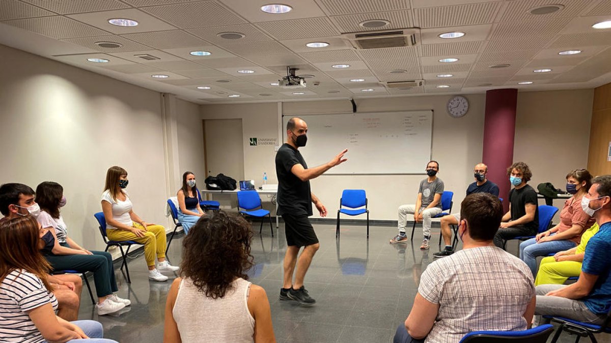 Un curs d'estiu anterior a l'UdA.