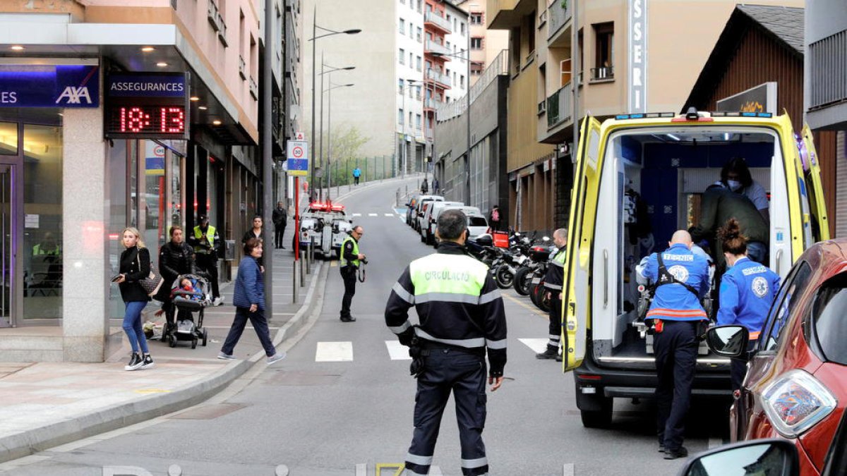 Ambulància al lloc dels fets.