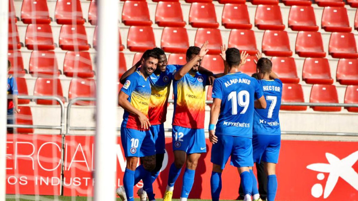 L'equip tricolor celebra el gol ahir a Anduva.