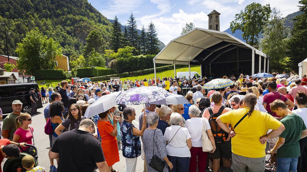 Arrossada popular a l'aparcament d'Enclar.