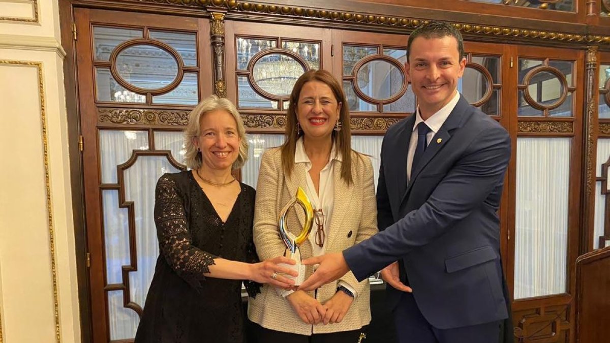 El ministre Jordi Gallardo, i la directora d'Andorra Business, Judit Hidalgo rebent el premi