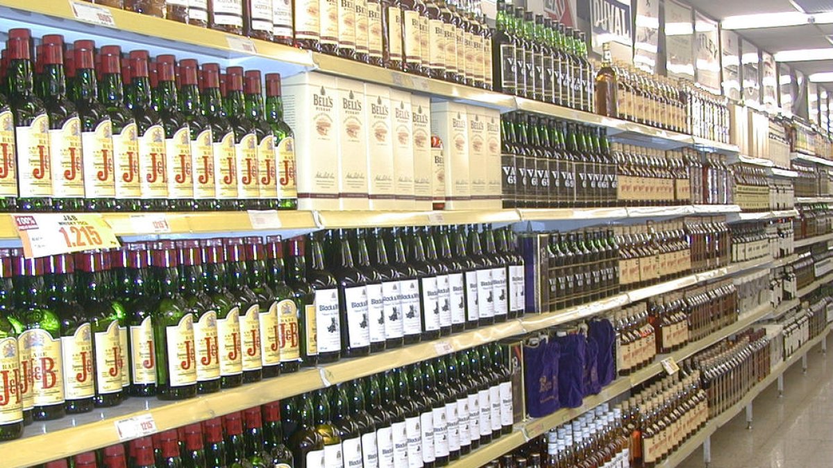 Secció de begudes alcohòliques d'un supermercat.
