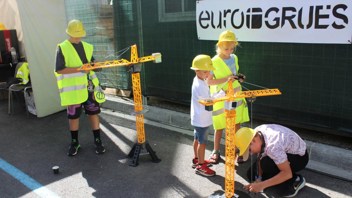 Un grup de nens jugant amb les grues en miniatura d'Euro Grues.