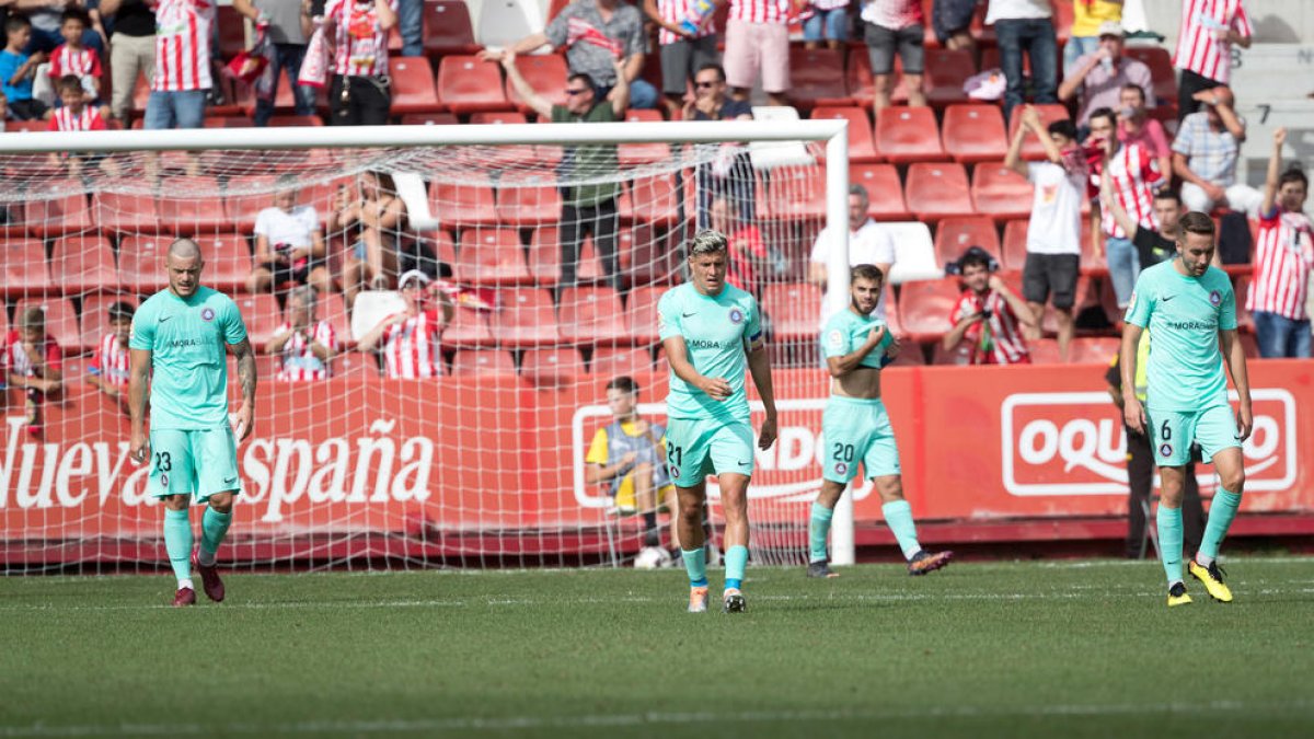 Alende, Bover i Martí Vilà lamenten un dels gols de l'Sporting dissabte.