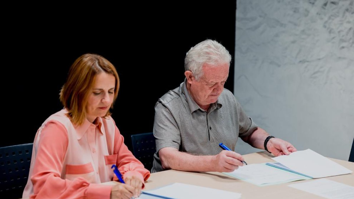 Signatura del conveni de cessió signat per Rosa Gili i Ramon Visent