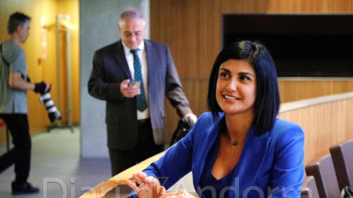 Carine Montaner abans de l'inici del debat d'orientació política avui
