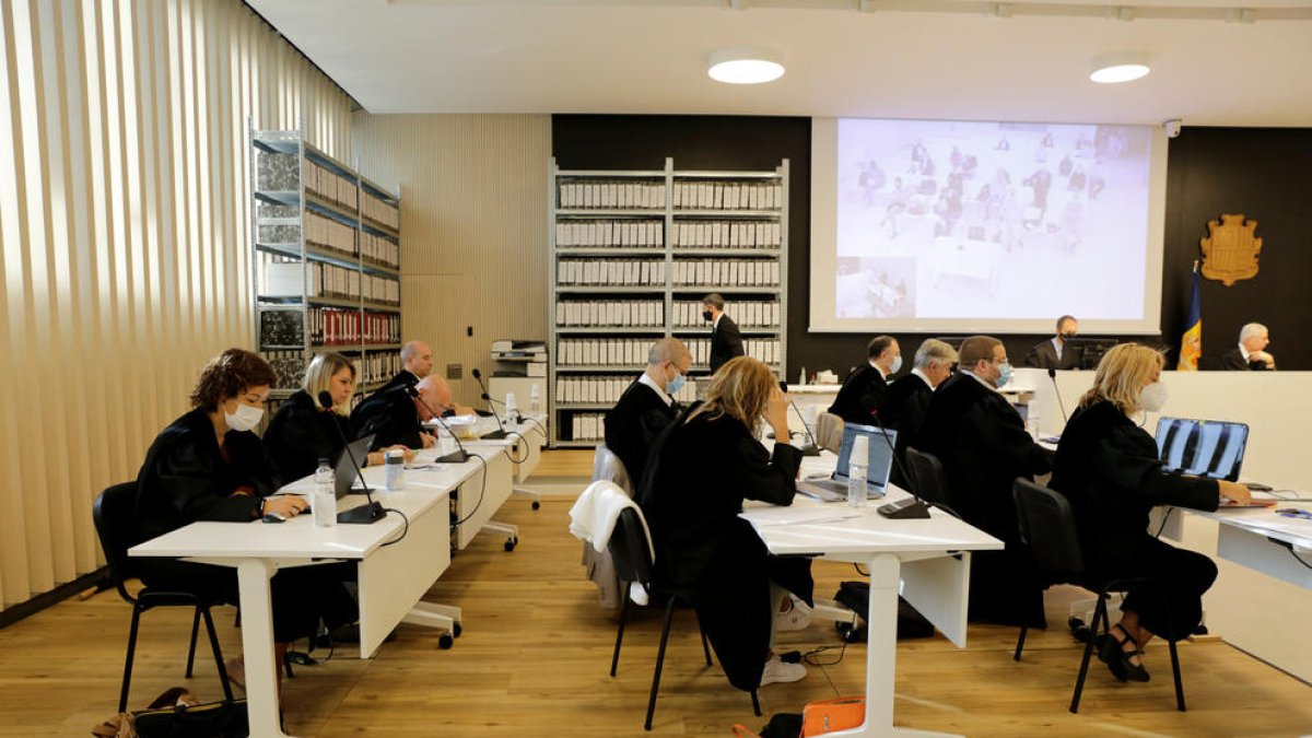 El judici es reprèn amb jornades més llargues.