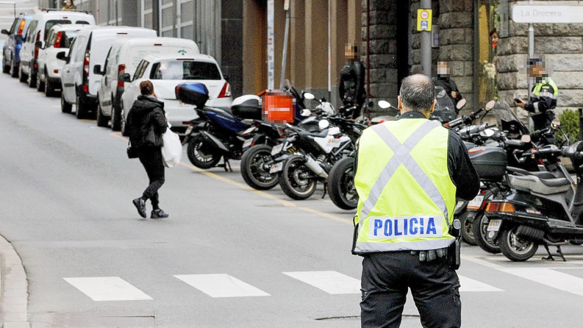 Agents de policia durant una intervenció.
