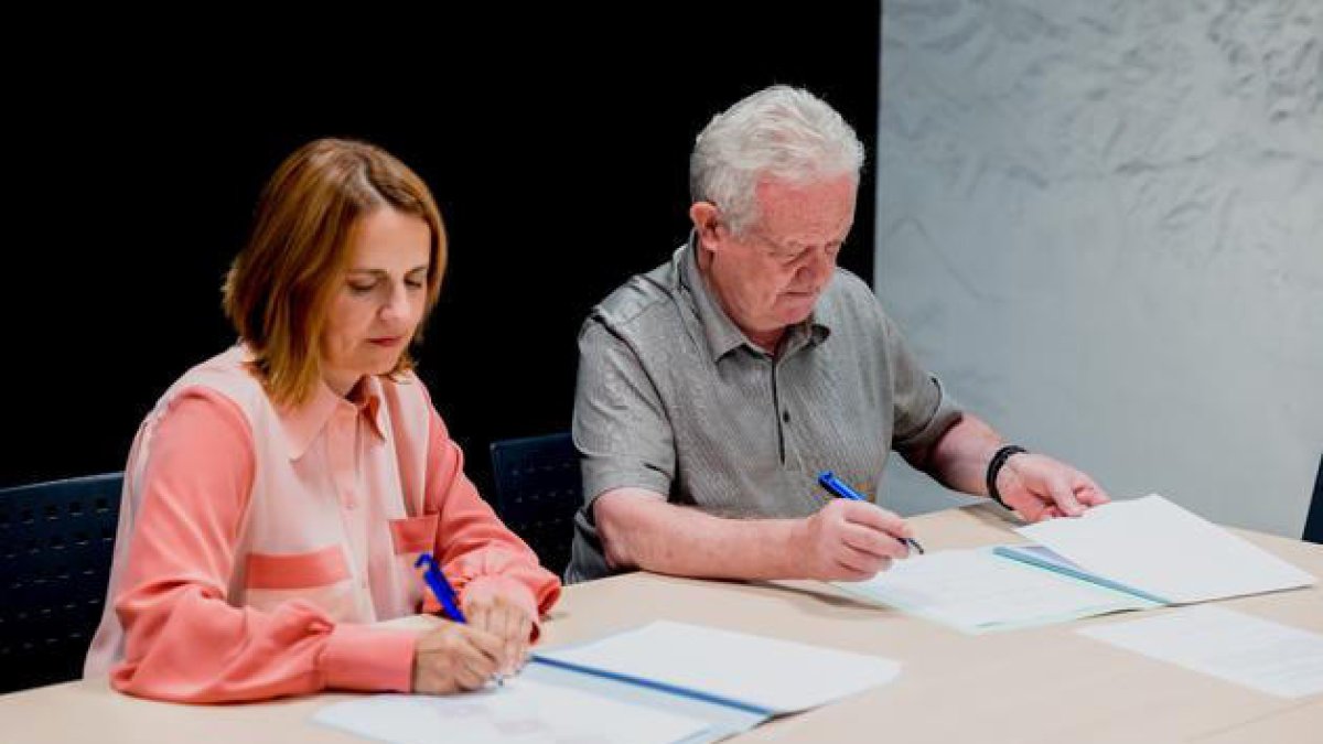 Rosa Gili i Ramon Visent van signar el conveni de cessió.